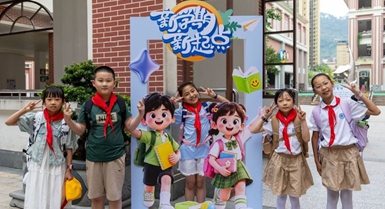 Le scuole primarie e secondarie in alcune regioni della Cina accolgono il primo giorno del nuovo semestre