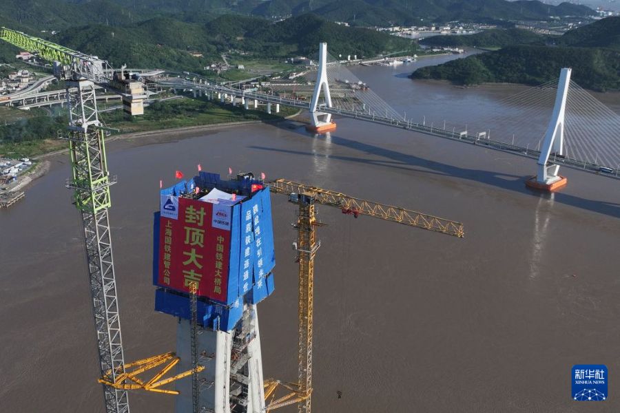 Completate le sei torri principali dei ponti sul mare della ferrovia Ningbo-Zhoushan