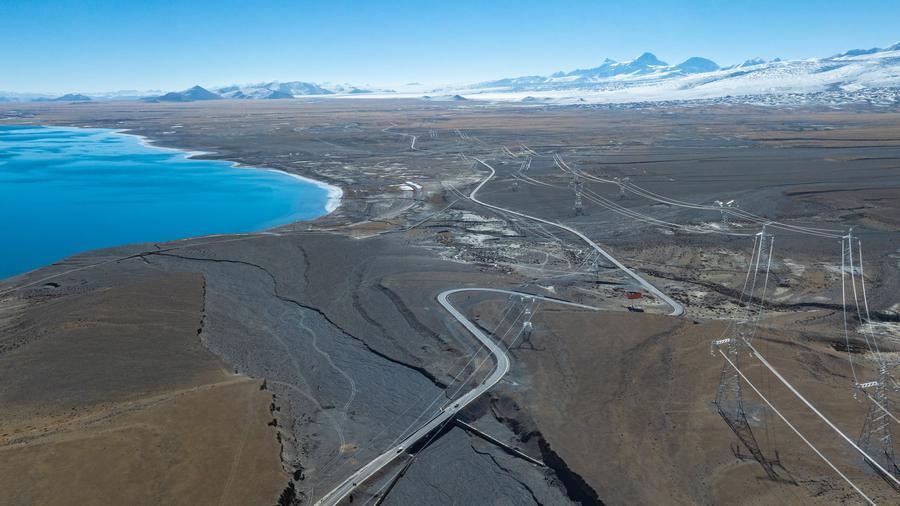 Vista aerea dell’autostrada nazionale G219 vicino al lago Baiku a Xigaze, nella Regione Autonoma dello Xizang, nel sud-ovest della Cina. (3 gennaio 2026 - Xinhua/Tenzin Nyida)