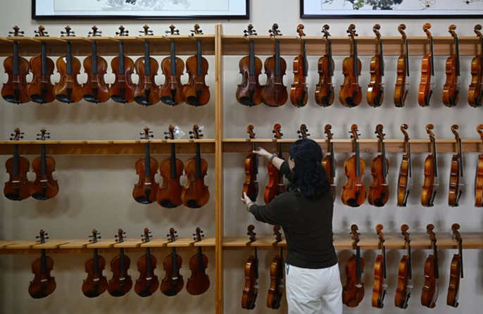 Fiorente produzione ed esportazione globale di violini nello Henan