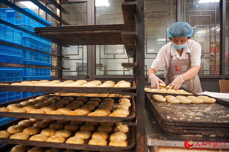 Produzione di mooncake a pieno regime nel Zhejiang per celebrare la Festa di Metà Autunno