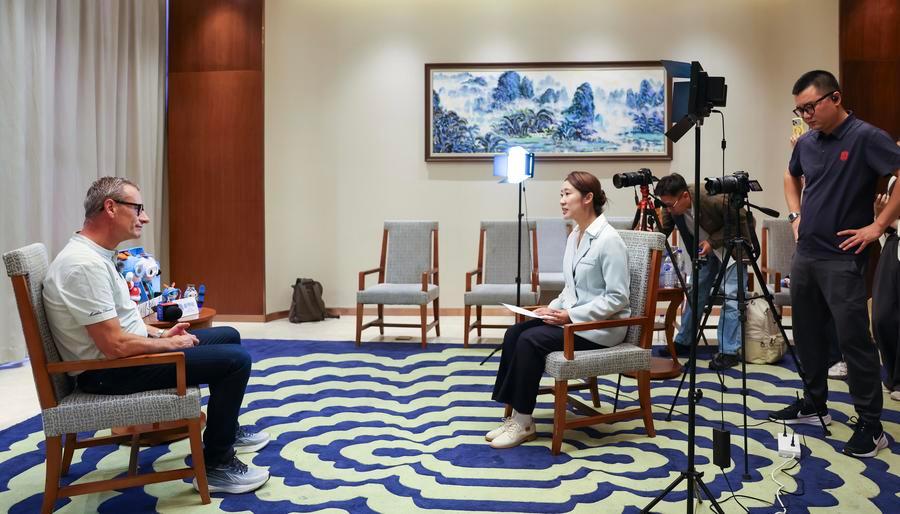 Matthias Remund (a sinistra), Segretario Generale e CEO della Federazione Internazionale dello Sport Universitario, parla con i giornalisti di Xinhua a Changchun, nella provincia cinese nord-orientale del Jilin. (14 settembre 2026 - Xinhua/Xu Chang)