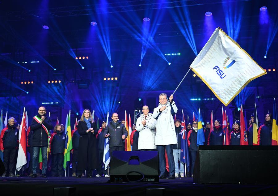 Remund (in primo piano) sventola la bandiera della FISU durante la cerimonia di chiusura dei Giochi Mondiali Universitari Invernali FISU 2025 a Torino, Italia. (23 gennaio 2025 - Xinhua/He Canling)