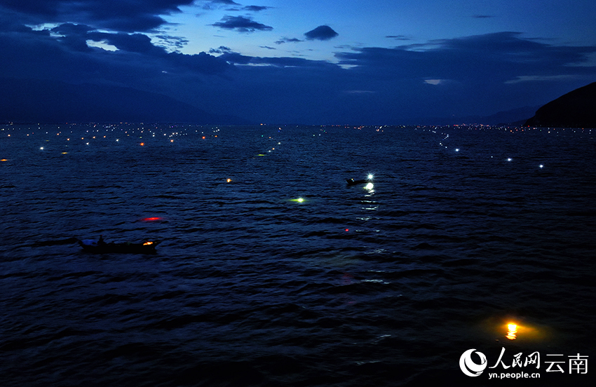 Luci da pesca del lago Erhai brillano come stelle