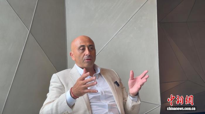 L'ingegnere marino italiano Mario Nuzzolese è intervistato da China News Service a Hong Kong. (China News Service/Qiu Zhaoxiang)