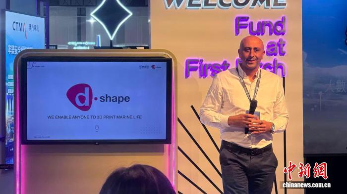 Mario Nuzzolese presenta la sua tecnologia di stampa 3D specifica per la produzione di barriere coralline artificiali a una fiera internazionale sull'innovazione tecnologica nel 2025. (Foto fornita dall'intervistato)
