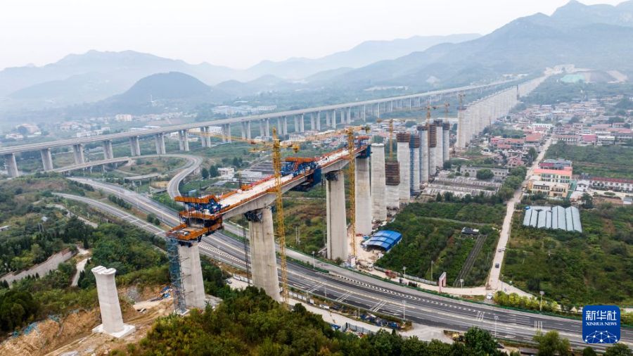 Posate nello stesso giorno due travate continue della ferrovia ad alta velocità Jinan-Zaozhuang