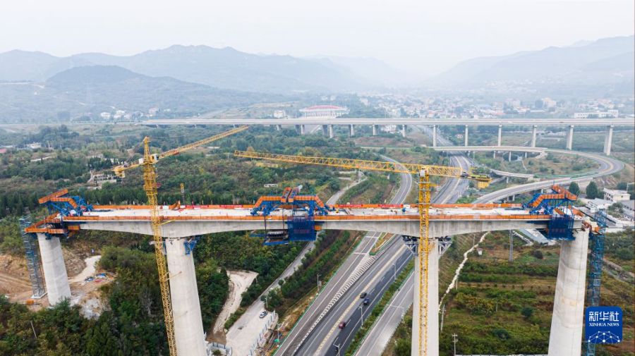 Posate nello stesso giorno due travate continue della ferrovia ad alta velocità Jinan-Zaozhuang
