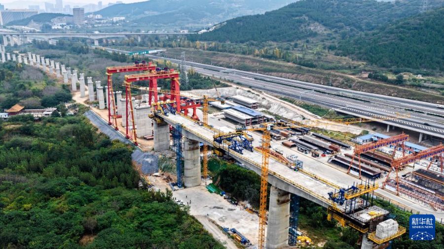 Posate nello stesso giorno due travate continue della ferrovia ad alta velocità Jinan-Zaozhuang