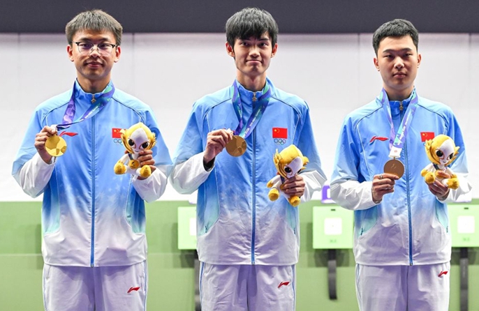 La Cina stabilisce il record mondiale nella gara a squadre maschile di carabina ad aria compressa da 10 metri ai Giochi Asiatici