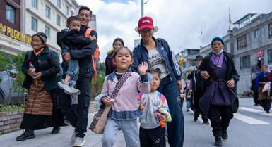 Persone nella zona colpita dalla colata di fango ritornano a casa a Gyirong, nello Xizang
