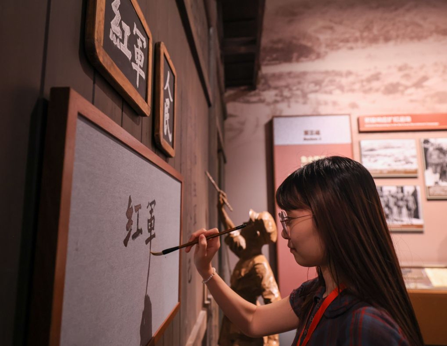 La Cina organizza una mostra per celebrare il 90° anniversario della vittoria della Lunga Marcia