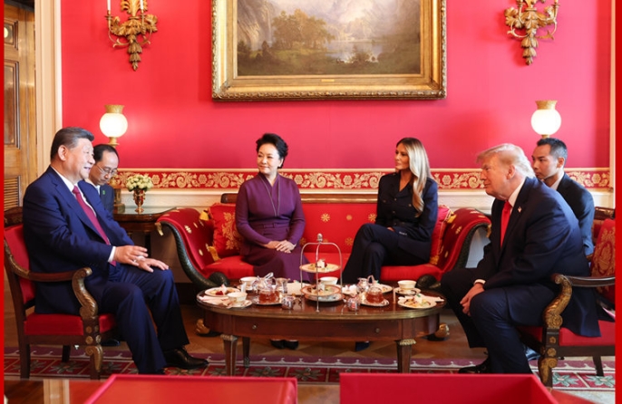 Xi Jinping e Peng Liyuan hanno incontrato per un tè Donald Trump e la consorte