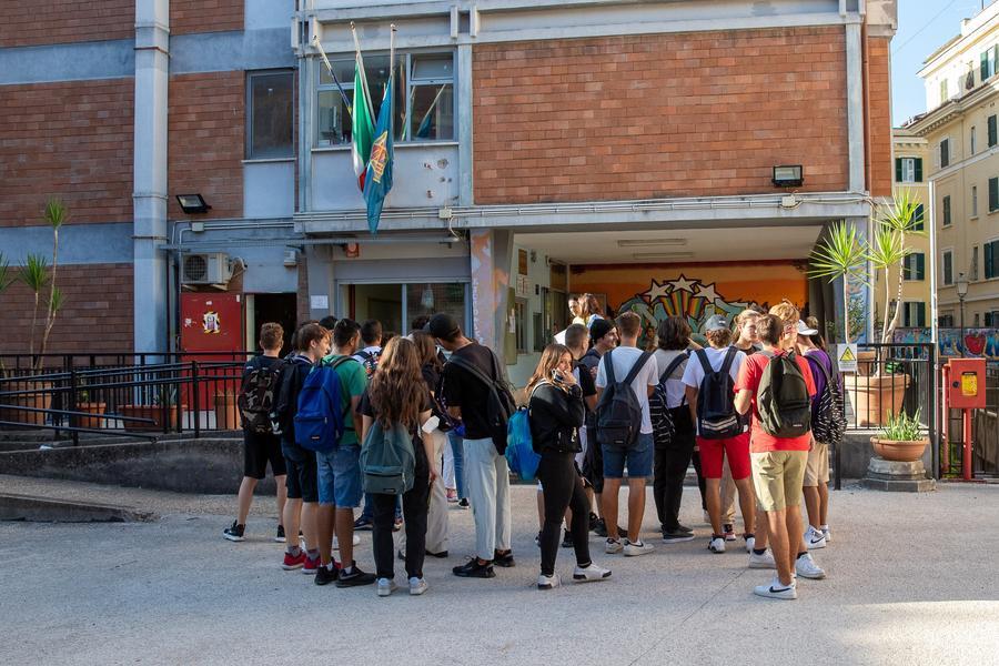 Studenti aspettano di entrare nelle aule di una scuola superiore all'inizio del nuovo semestre a Roma. (12 settembre 2022 - Str/Xinhua)