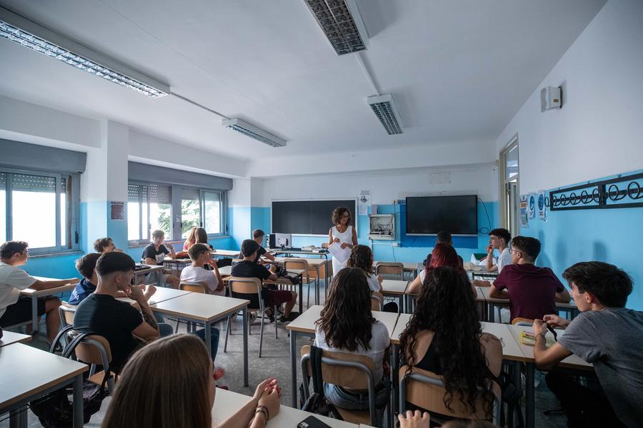 Studenti seguono una lezione in una scuola superiore all'inizio del nuovo semestre a Roma. (12 settembre 2022 - Str/Xinhua)