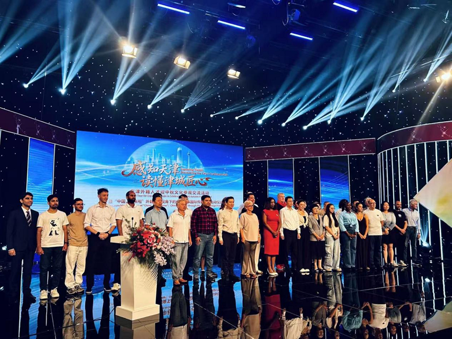 Esperti e studenti stranieri alla scoperta dell'artigianato e dell'innovazione di Tianjin