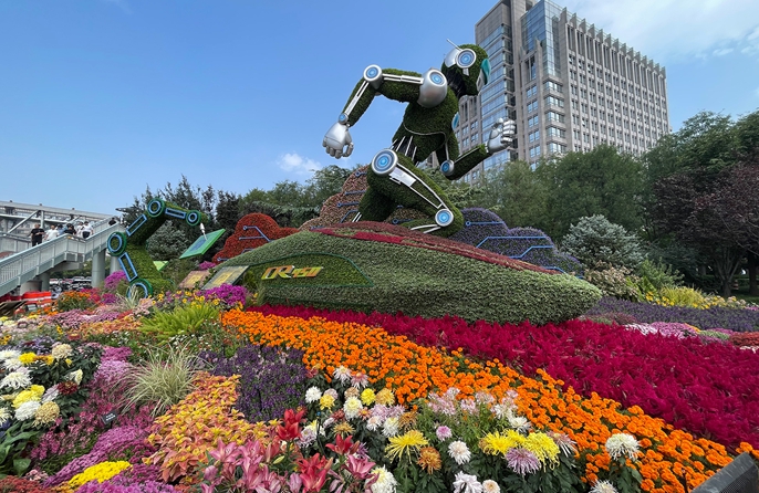 Beijing, dieci composizioni floreali tridimensionali per la Festa Nazionale fanno il loro debutto lungo il viale Chang'an