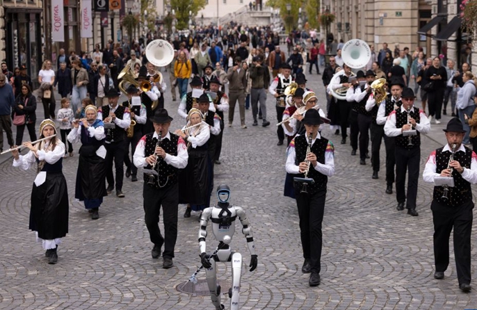 Il robot umanoide di Unitree dirige l'orchestra di Lubiana