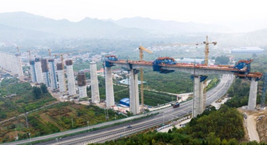 Posate nello stesso giorno due travate continue della ferrovia ad alta velocità Jinan-Zaozhuang