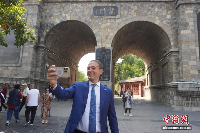 Sindaco italiano a caccia di scatti tra le antiche vie di Luoyang