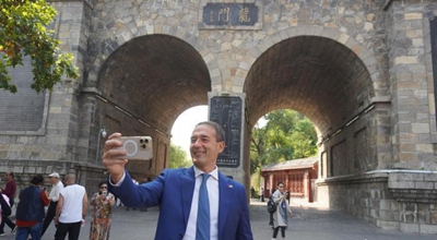 Sindaco italiano a caccia di scatti tra le antiche vie di Luoyang