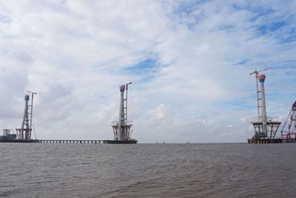 Ponte ferroviario sulla Baia di Hangzhou, completate tre torri principali centrali