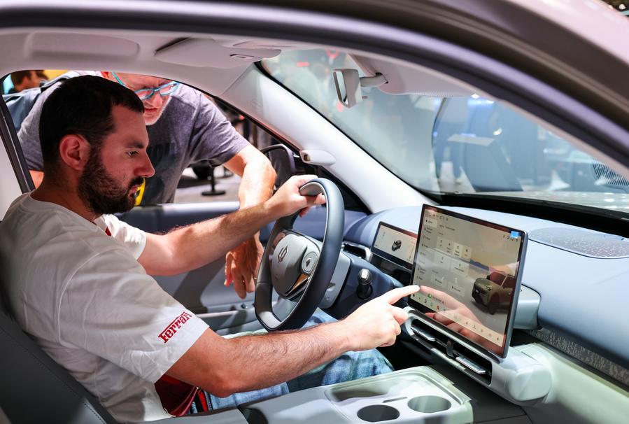 Visitatori provano un veicolo presso lo stand della casa automobilistica cinese Leapmotor durante il Salone dell'Auto di Parigi del 2026. (13 ottobre 2026 - Xinhua/Wu Huiwo)