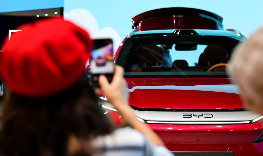 Stand della casa automobilistica cinese BYD durante il Salone dell'Auto di Parigi 2026. (13 ottobre 2026 - Xinhua/Wu Huiwo)