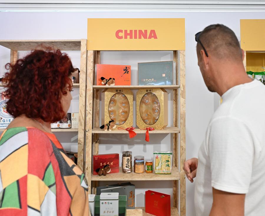 Visitatori allo stand cinese durante la mostra globale della FAO "Dai semi al cibo" a Roma. (8 ottobre 2026 - Alberto Lingria/Xinhua)