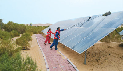 Iniziativa di rinverdimento mantiene aperta un'autostrada nel deserto dello Xinjiang da 31 anni