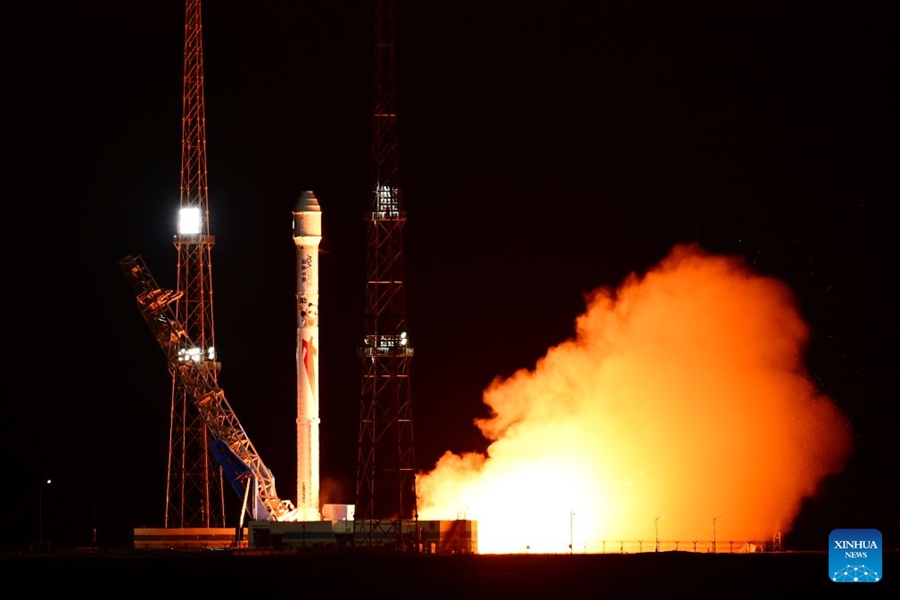 Il razzo cinese Zhuque-2E lancia 10 satelliti nello spazio