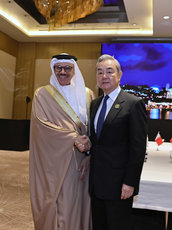 Baku, Wang Yi incontra il Ministro degli Esteri del Bahrein