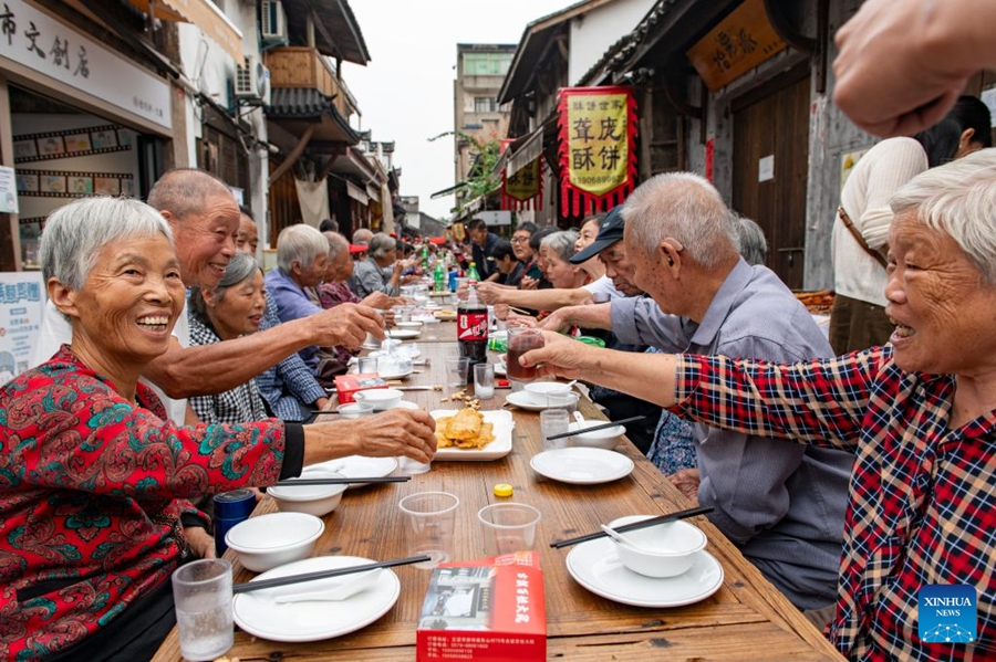 Banchetto su lunga tavolata organizzato a Lanxi in occasione della Festa del Doppio Nove