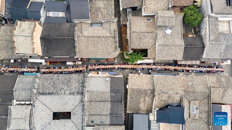 Banchetto su lunga tavolata organizzato a Lanxi in occasione della Festa del Doppio Nove