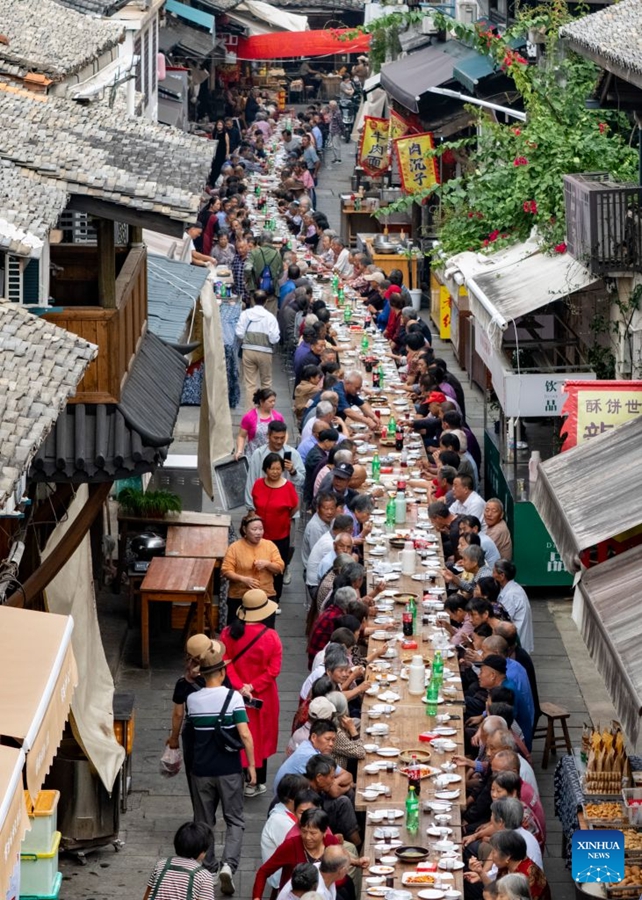 Banchetto su lunga tavolata organizzato a Lanxi in occasione della Festa del Doppio Nove