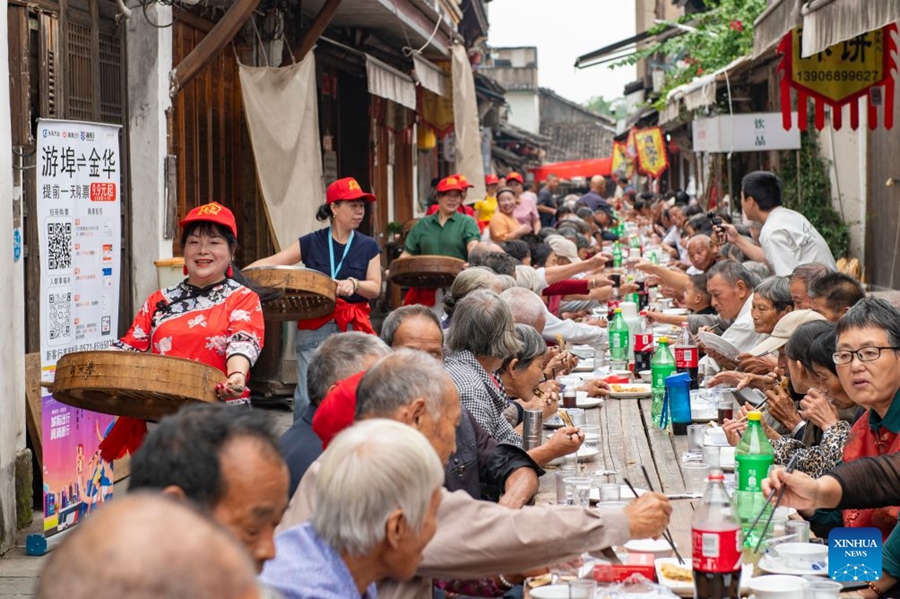 Banchetto su lunga tavolata organizzato a Lanxi in occasione della Festa del Doppio Nove