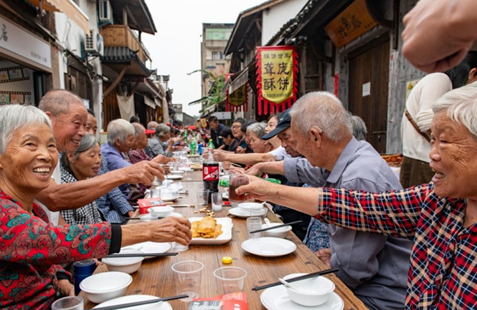 Banchetto su lunga tavolata organizzato a Lanxi in occasione della Festa del Doppio Nove