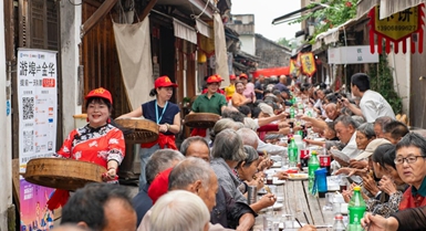 Banchetto su lunga tavolata organizzato a Lanxi in occasione della Festa del Doppio Nove