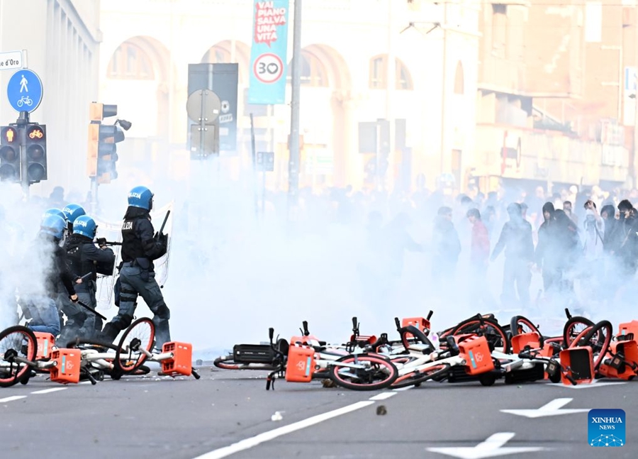 Scontri violenti durante le manifestazioni nel nord Italia
