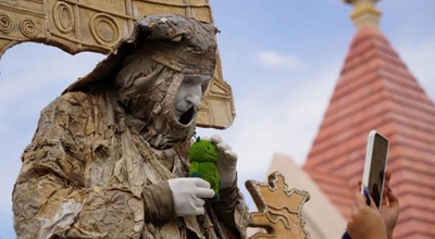 L'artista di strada italiano "Dante degli Uffizi" debutta a Kaifeng, nello Henan