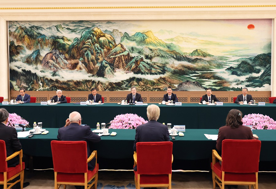 Ding Xuexiang incontra ospiti stranieri dell'Assemblea generale di metà mandato dell'ISC 2026 e Dialogo Scientifico di Beijing