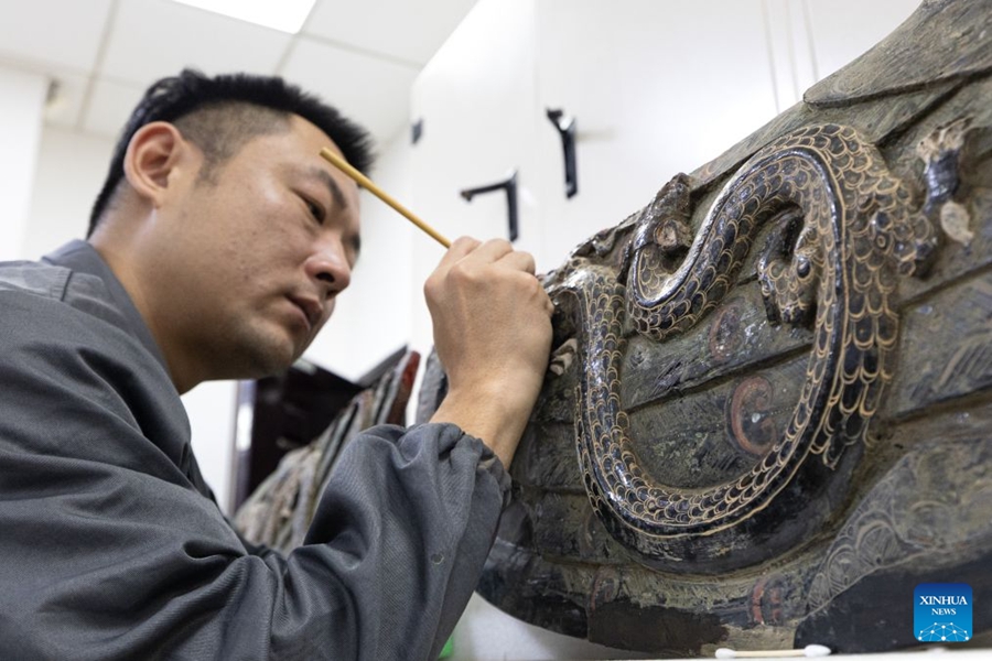 Restauratori ridanno vita ad antichi reperti nello Hubei