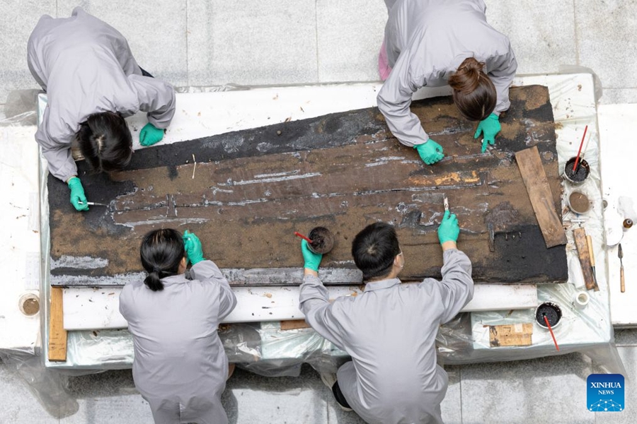 Restauratori ridanno vita ad antichi reperti nello Hubei