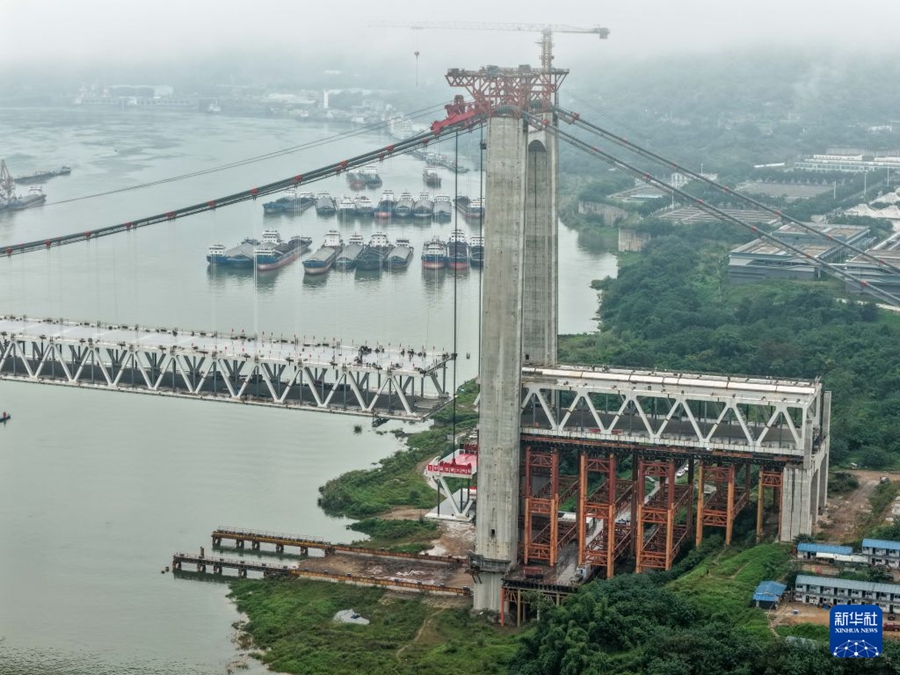 Chongqing, posata l'ultima campata del ponte Huangjuetuo sul fiume Yangtze