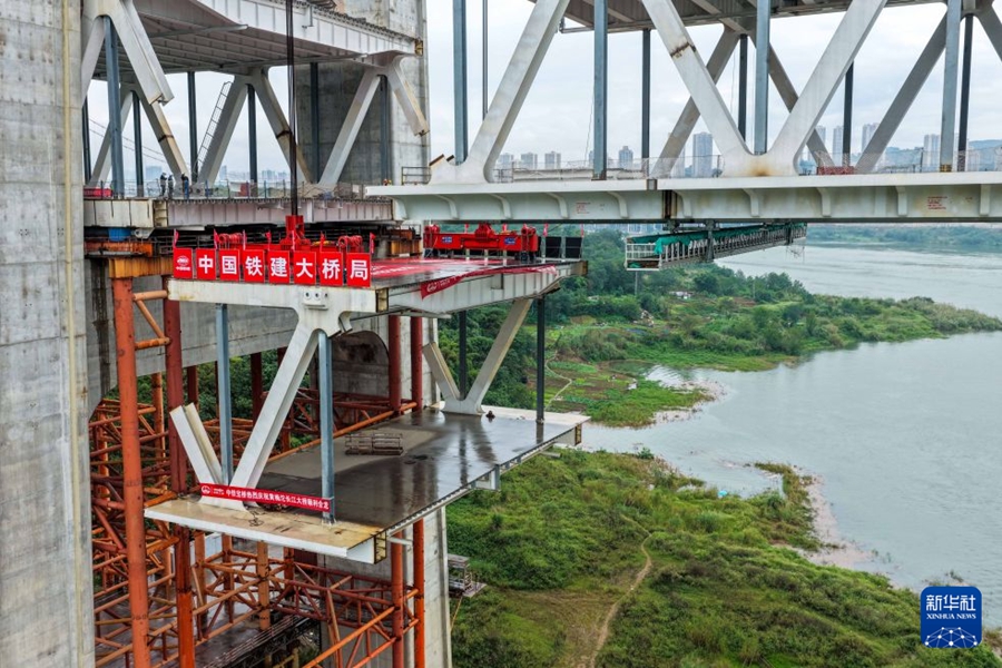 Chongqing, posata l'ultima campata del ponte Huangjuetuo sul fiume Yangtze