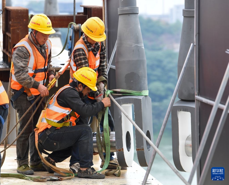 Chongqing, posata l'ultima campata del ponte Huangjuetuo sul fiume Yangtze