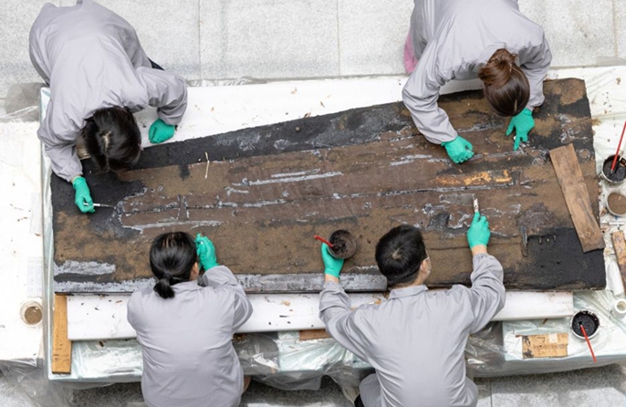 Restauratori ridanno vita ad antichi reperti nello Hubei