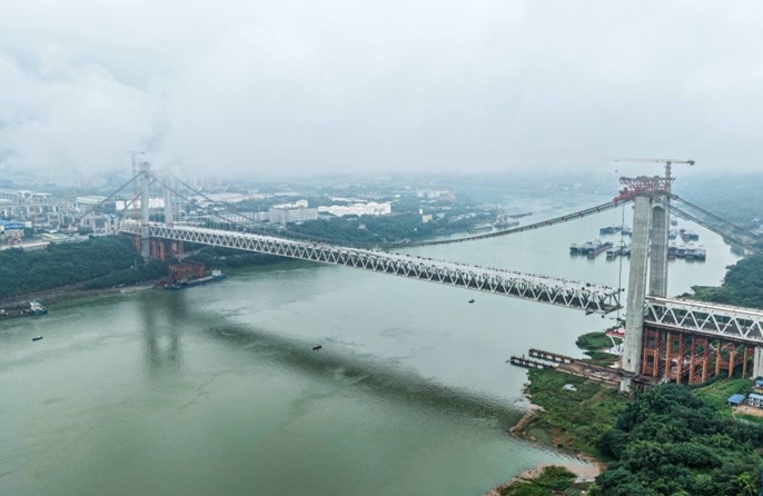 Chongqing, posata l'ultima campata del ponte Huangjuetuo sul fiume Yangtze