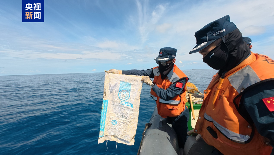 Numerosi rifiuti attorno alla nave filippina illegalmente