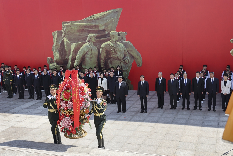 Wang Huning accompagna Kim Jong-un in una visita a Dandong